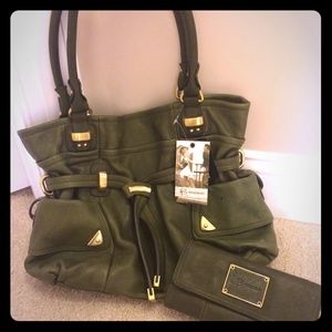 B. Makowsky Handbag with matching wallet!