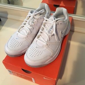 ALL WHITE NIKE CITY COURTS