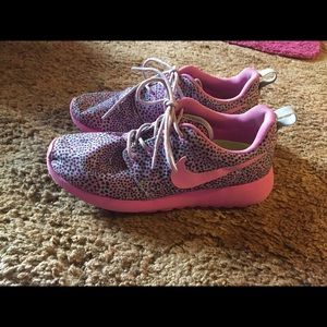 Size 6 Nike Roshes.