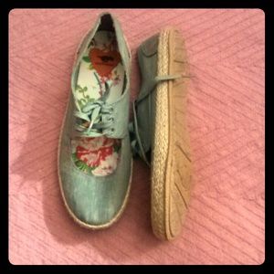 Cute Center Cut Out Flats