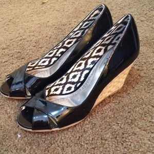 NWOT Black dexFlex  Comfort Patent Peep Toe Wedges
