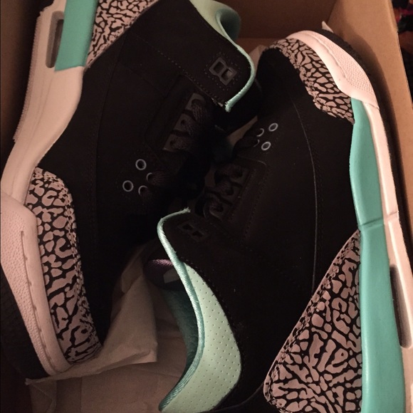 Girl size 6.5 bleached turquoise Jordan's