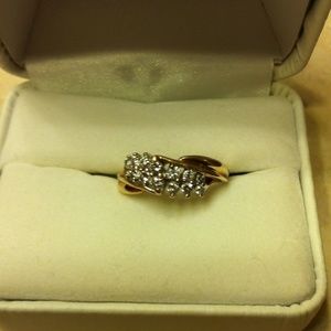 Gold ring with diamonds 1carot.