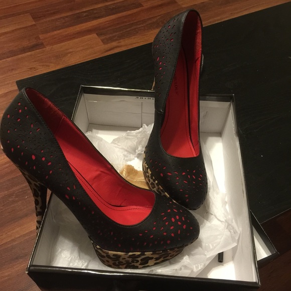 Black heals w/leopard pattern