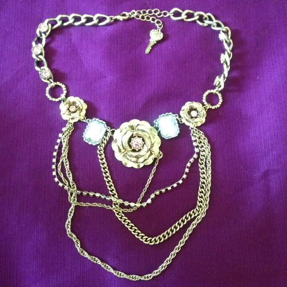 Betsy Johnson flower necklace !!!💕💕👏