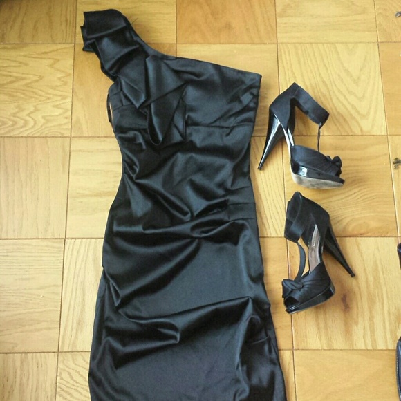 Beautiful Cocktail Dress w/single Shoulder Ruffle
