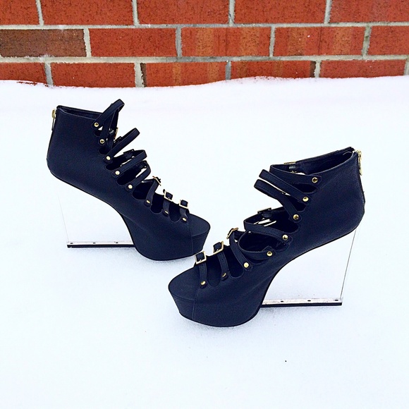 Buckled Plexiglass Wedge