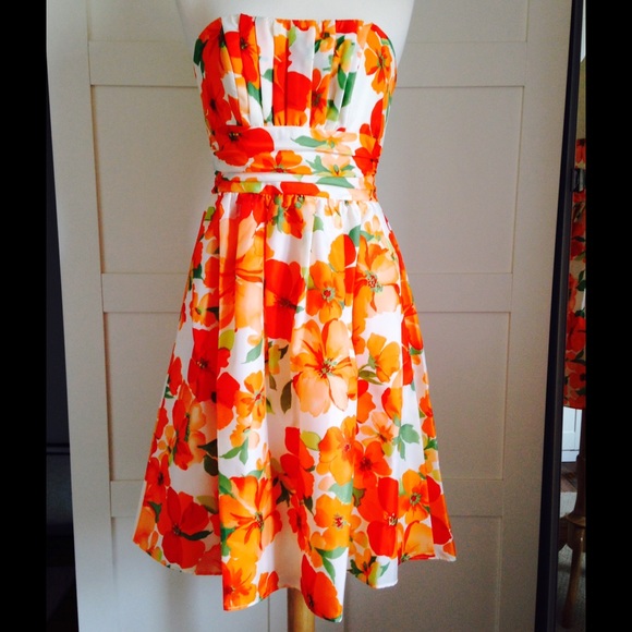 Strapless 🌼🌺Floral 🌸🌻Dress - Picture 2 of 4