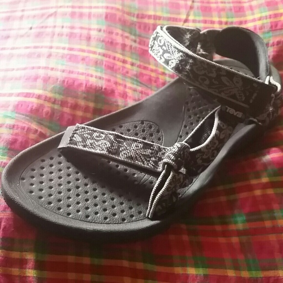 Teva hurricane 3 sandals