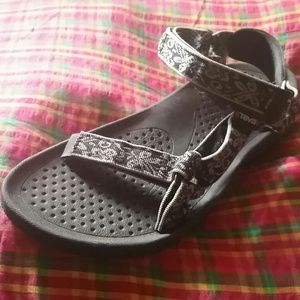 Teva hurricane 3 sandals