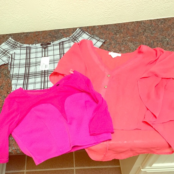 SOLD 3 new crops tops