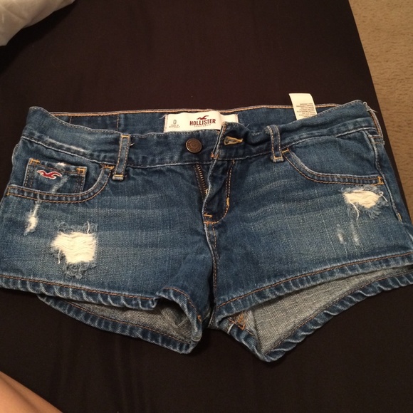 Medium wash hollister shorts!