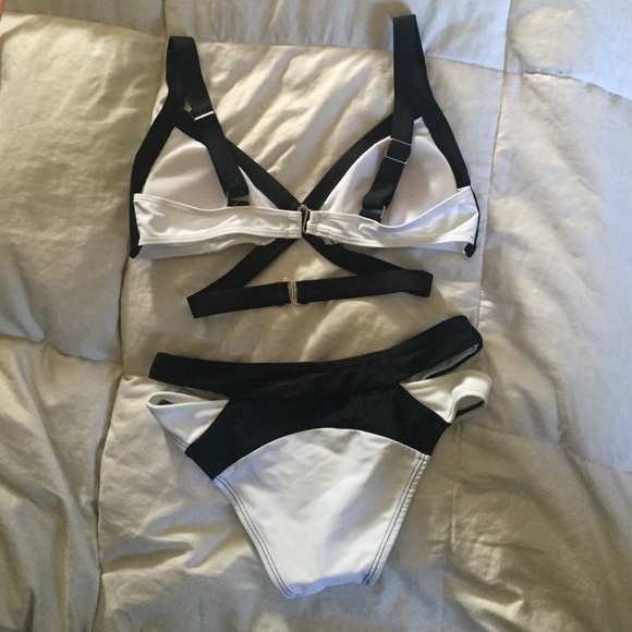 Mazzy black and white bikini - Picture 2 of 3