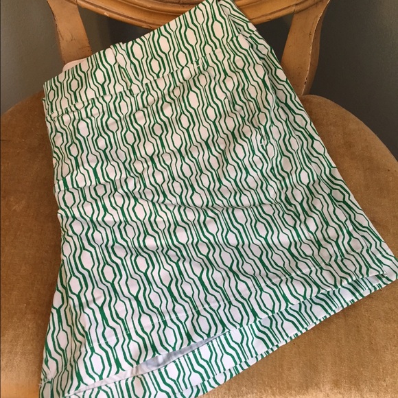 Ann Taylor City Short Green and White