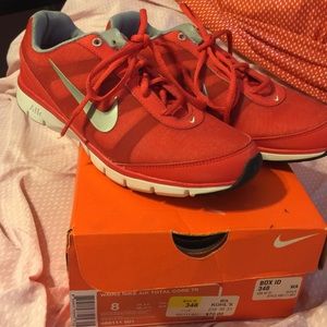 Woman's Nike air total core training