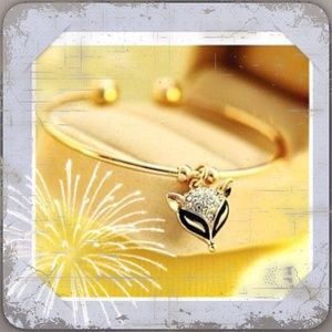 Who let the fox out!!! Beautiful fox bracelet.