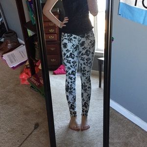 Bullhead ankle skinnies black and white floral. 5