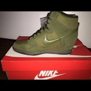 Women's Nike Dunk Sky Hi Essential Fashion Sneaks