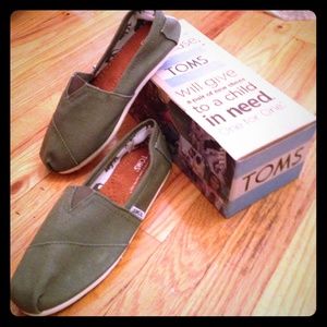 Brand new green Toms