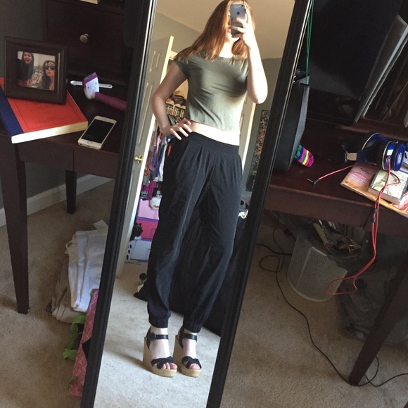 Black parachute pant American Eagle