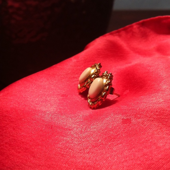 🎉HP🎉 Vintage White Stud Earrings - Picture 2 of 3