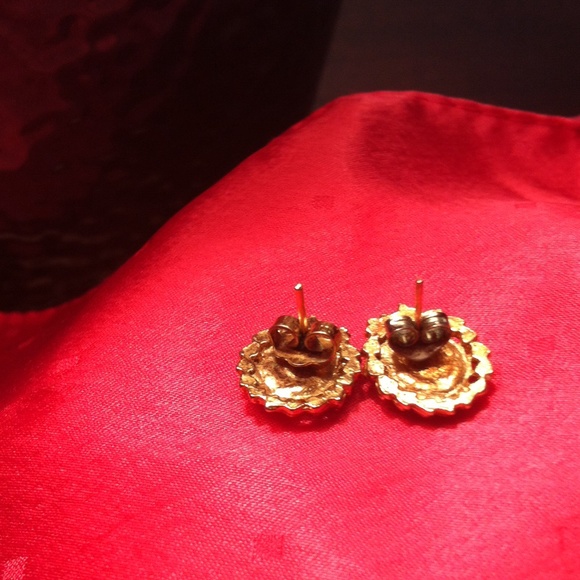 🎉HP🎉 Vintage White Stud Earrings - Picture 3 of 3