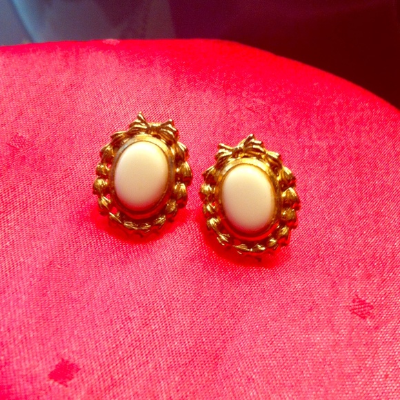Jewelry - 🎉HP🎉 Vintage White Stud Earrings