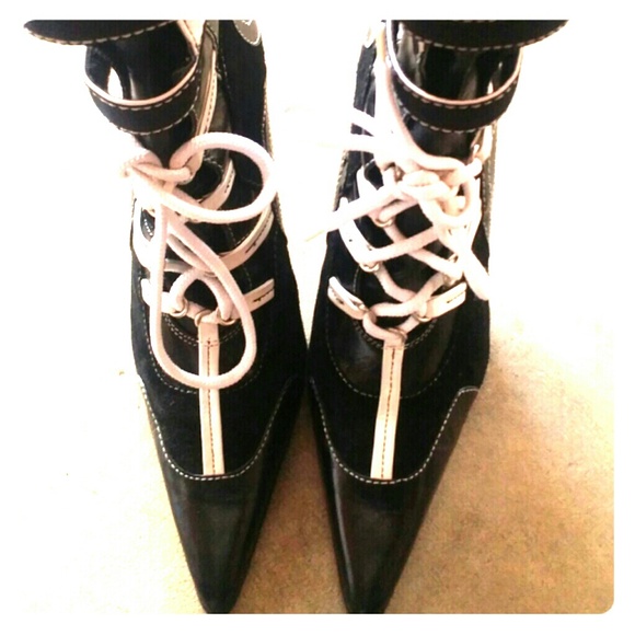 BLACK & WHITE ANKLE BOOTS BY ALDO / SIZE 6
