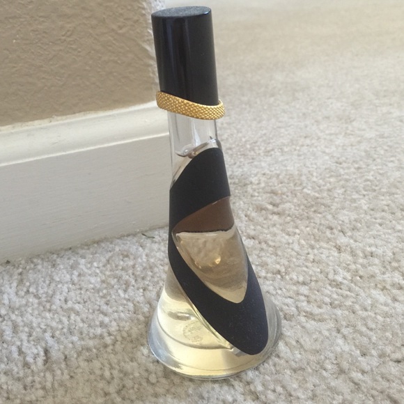 Rhianna perfume Reb'l Fleur