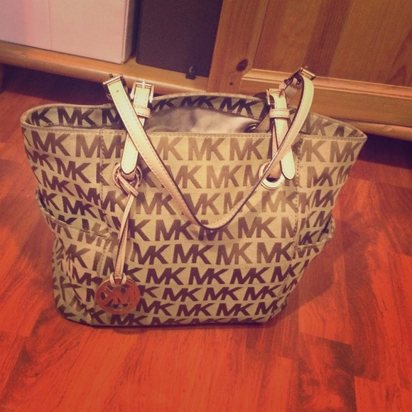 Micheal kors purse!!!