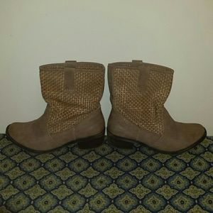 Woven boots