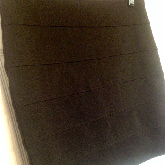 Everyday essential black comfortable skirt