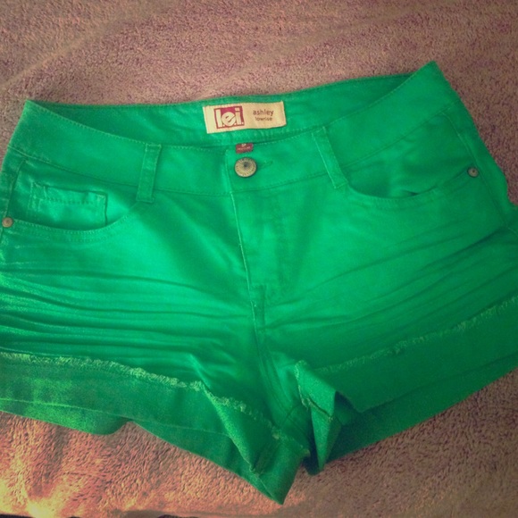 🆕 Green shorts