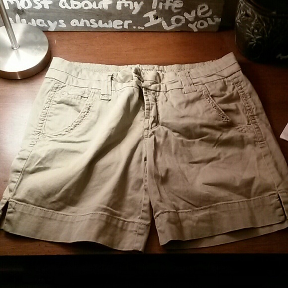BKE khaki shorts size 28