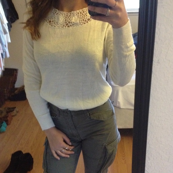 Cute thin sweater with design! - Picture 2 of 2