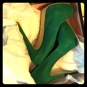 Suede Kelly green pumps