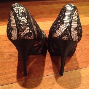 *sold* Pink & blank lace pumps