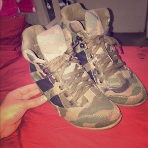 Camouflage Wedges
