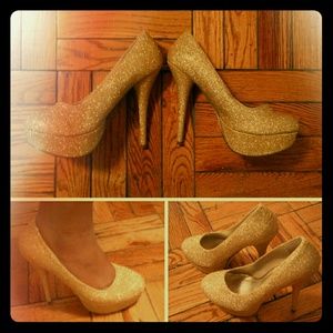 💰2 for $20💰 Glittery gold pumps