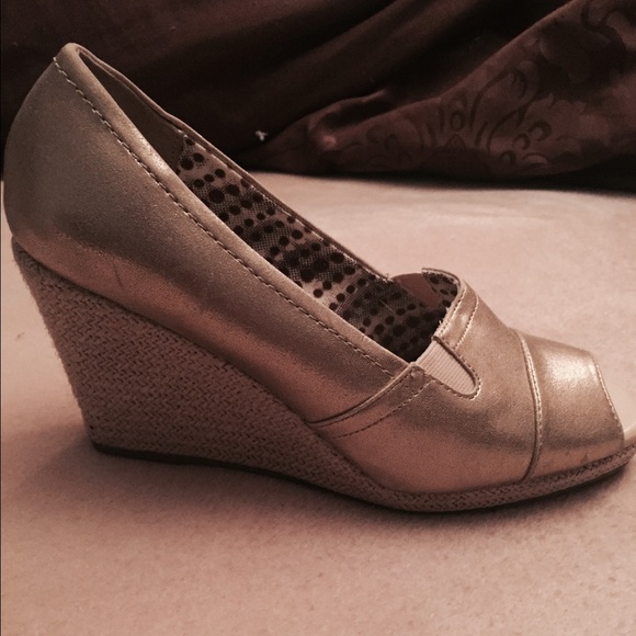 Gold Wedge - Picture 2 of 3