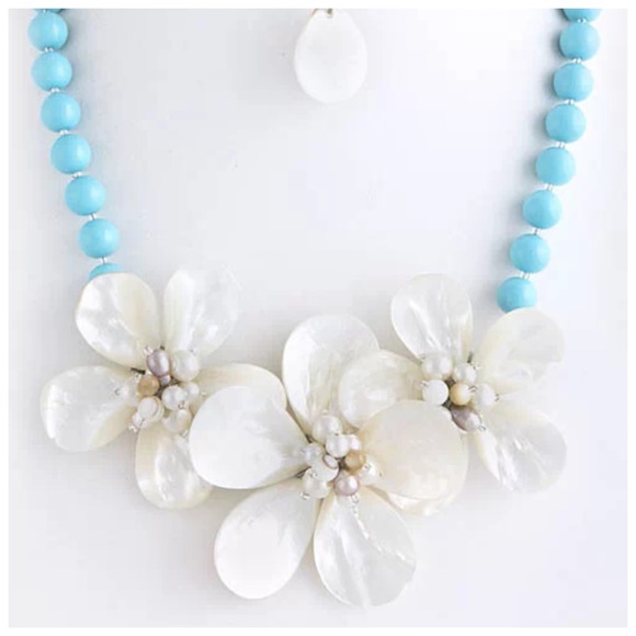Boutique Jewelry - Abalone Shell Flower Blue Bead Flower Necklace D6