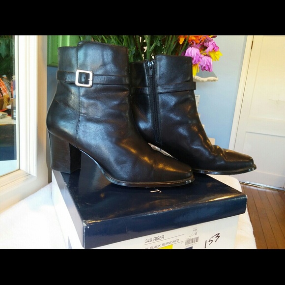 Used Karen Scott black boots. (0057)