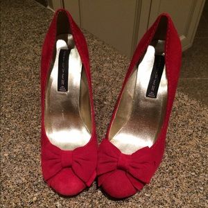 Steve Madden red bow pumps! 8.5
