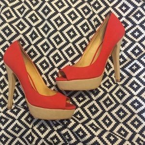 Red CRONER; peep toe light suede pump