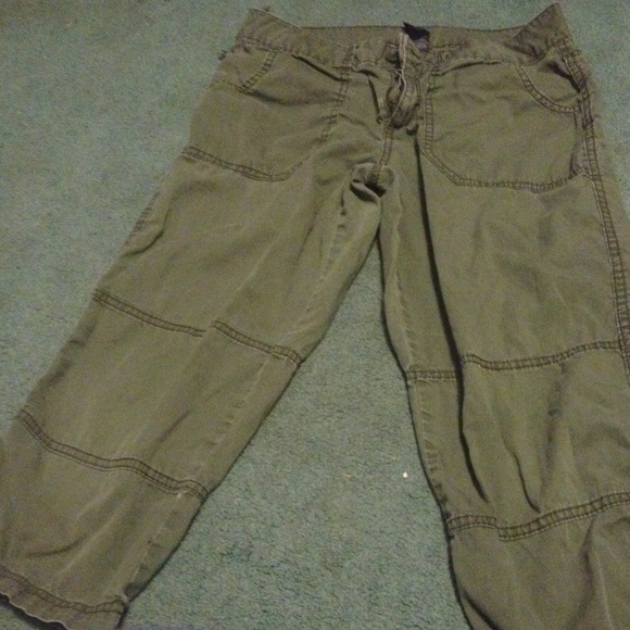 Green capris