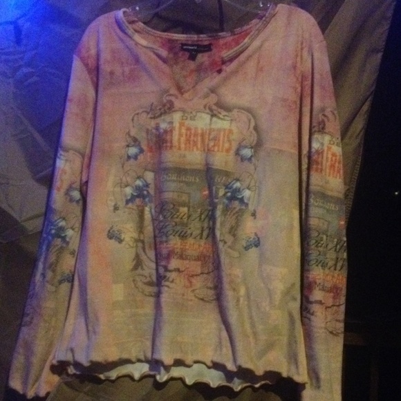 Long sleeved shirt. French lettering