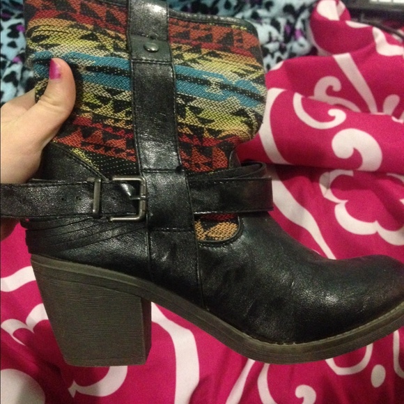 NEED GONE ASAP! Black and tribal pattern boots!