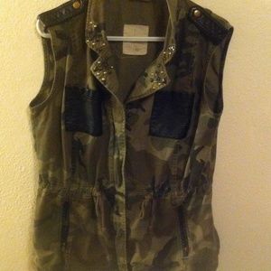 cute camo vest!
