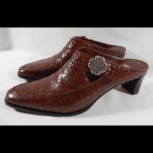 NWOT Brighton mule boots