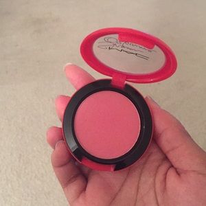 Mac Satin blush in peaches and cream